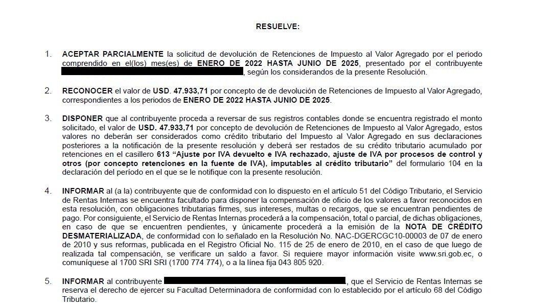 Resolución del SRI que acepta parcialmente la devolución de retenciones de IVA de enero de 2022 a junio de 2025 por USD 47.933,71. Los datos del contribuyente están tachados.